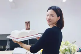 央视一姐董卿生日现场图曝光！皮肤白嫩似少女，站C位大笑接地气图片