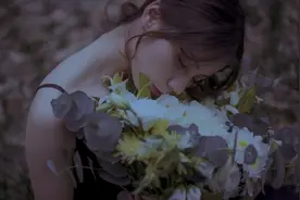 故事：“等我回来娶你”男友出国7年后，她作为宾客现身他的婚礼图片