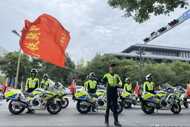 铿锵玫瑰 温柔执法 西安交警女子铁骑正式上路执勤图片