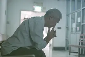 77岁老人的教训：6年高血压不重视，拖到走不了路，查出心梗图片