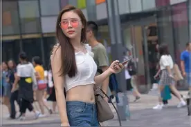 长发飘飘的女神，穿上木耳吊带背心，多了一份少女的纯情图片