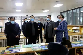 市文化和旅游局党组书记、局长钟呈春到市图书馆调研图片