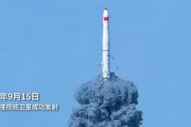 B站卫星成功升天，网友开心之余调侃起睿总，奖励小陈上去玩玩图片