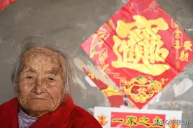 102岁奶奶，高兴时常喝点小酒，长寿秘诀是不生气，一般人做不到图片