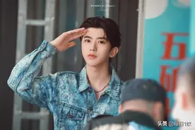 蔡徐坤快本录制与粉丝招手暖心满满 蓝色牛仔服青春洋溢图片