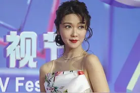 薛凯琪真是“纯欲风代表”，吊带裙配银色高跟鞋，魅力藏不住图片