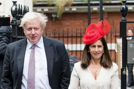 英国首相前妻：高颜值律师败给龅牙妹，25年婚姻获3200万分手费图片