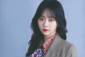 谭松韵录制节目切换两套造型，可盐可甜，果然是宝藏女孩图片
