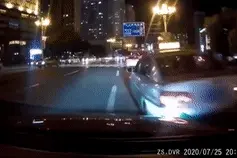 网曝“出租车蛇形走位压实线”，成功引起警方的注意图片