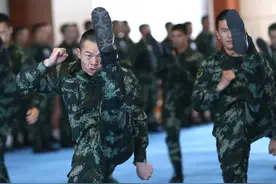 邻国特种兵用头钉木板，武警特警总教头怎么说？图片
