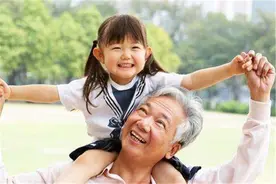 孩子跟谁睡就跟谁亲，心理学真相：错过关键年龄妈妈多努力都没用图片