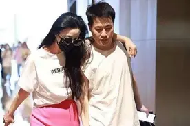 范冰冰放弃身材管理，穿紧身裙游泳圈抢眼，和中年男人搂肩好亲密图片
