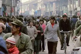 副厂长的千金看上排长，托人来说媒，暗示副厂长要提正了图片