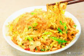 现在才知道，粉丝不能泡软就炒，饭店常加这1步，粉丝弹滑还入味图片