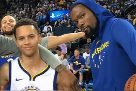 普通人在NBA球星面前有多渺小？野球场的库里宛如奥尼尔图片