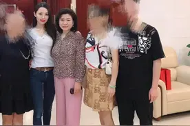 吉娜怀孕后受宠，走路插裤兜还挽郎朗手臂，婆婆跟身后不吃醋图片