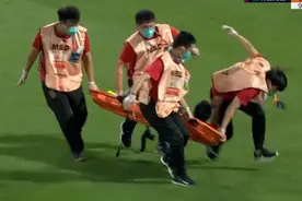 又见担架工作人员摔客队队员，中超主场这个潜规则也是好些年了图片