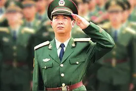 感动中国100个人物之一，丁晓兵，用左手敬礼的人图片