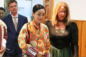 39岁不丹公主过生日，凭一颗“好吃痣”又美又仙，赢了30岁王后图片