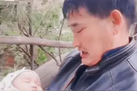 大衣哥朱之文抱神秘小孩，被疑有外孙？网曝女儿刚结婚不到一个月图片