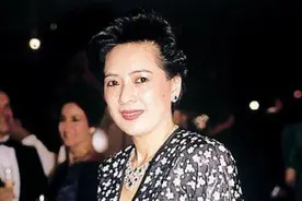 1999年,身价10亿宝咏琴宣布分手,前男友讨要:11亿服务费39条内裤图片