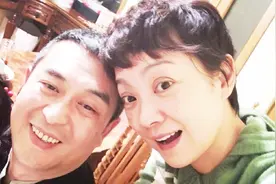 王海燕罕见在微博晒出与丈夫张嘉译恩爱合照视频封面