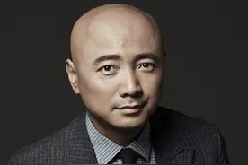 父亲早亡，10岁开始演戏，19岁因遗传缺陷绝望，46岁徐峥终获影帝图片