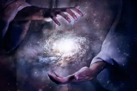 谁在背后安排了宇宙的一切？杨振宁：有造物者，宇宙不是偶然的图片