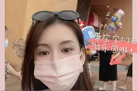 郭富城娇妻晒带娃日常，俩女儿穿着可爱萌人，紧抱妈妈大腿感情深图片