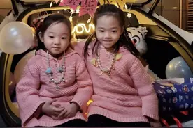 双胞胎女儿生日，杨威在车后备箱放气球灯光礼物送惊喜，画面暖心图片