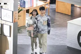 这是什么操作？23岁男星甜蜜牵手新人，与湖南台女主持恋情刚曝光图片