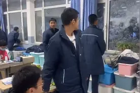 有仇报仇！河北一班主任带学生们“逃”自习课，偷偷去操场打雪仗图片