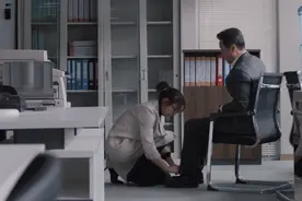理想之城：红玫给赵显坤系鞋带，不是感情纠葛，而是她成长了图片