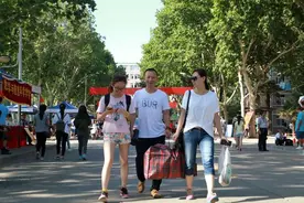 新生入学时，学长学姐热情得让人手足无措……图片