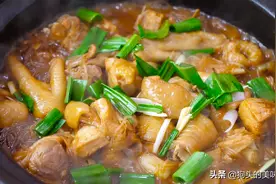 炖鸡肉时，切记不要直接焯水，教你一个做法，肉嫩鲜香不腥不柴图片