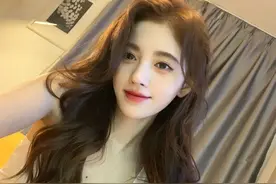 鞠婧祎大波浪造型配红唇魅惑迷人 穿小背心清凉自拍照图片