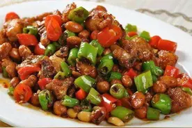 美食分享：辣椒鸡丁、红烧竹笋走油肉、尖椒土豆丝的简单做法图片