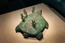 河南一老人钓出只乌龟，背上插着四支箭，专家：一杆子钓了18亿图片