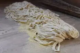 母亲的手擀面图片