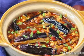 茄子先放油就错了，大厨教你一个技巧，不发黑不油腻，鲜美又下饭图片