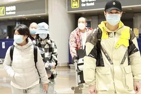小沈阳一家三口罕走机场，14岁女儿身高已超妈，打扮超酷大变样图片