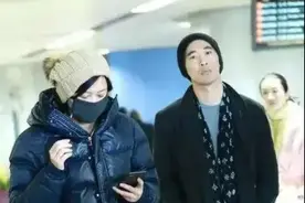 徐静蕾黄立行罕同框！男方双手插兜显不悦，二人相恋11年不结婚图片