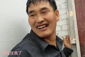 大衣哥朱之文回家刚要进门 粉丝说被他的狗咬了想趁机挤进他家图片