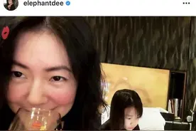 小S晒喝酒自拍脸色潮红，身后许老三表情严肃，豪华卧室曝光图片