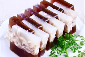 做猪皮冻，别直接煮，牢记“1泡2煮3清理”，皮冻透亮弹牙不腥图片