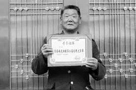 老汉仿《咏鹅》写《咏鸡》，斩获国家文学奖，要是没内幕我都不信图片