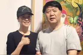 左小青嫁给大20岁老公，两人更像一对父女，原来对方大有来头！图片