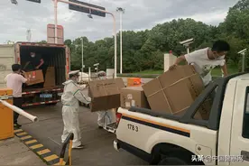 运送医疗物资车辆来不及申请办理通行证 江苏扬州交警卡口搬运安全快速护送图片