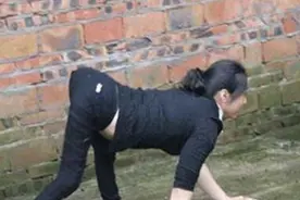 女子天生残疾只能用四肢行走，被丈夫抛弃，现在年入百万养活孩子图片