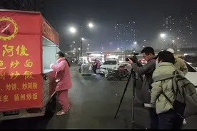 郑州爱心“炒饭哥”走红后被“围堵”不敢出摊，称不想像“拉面哥”被流量绑架图片